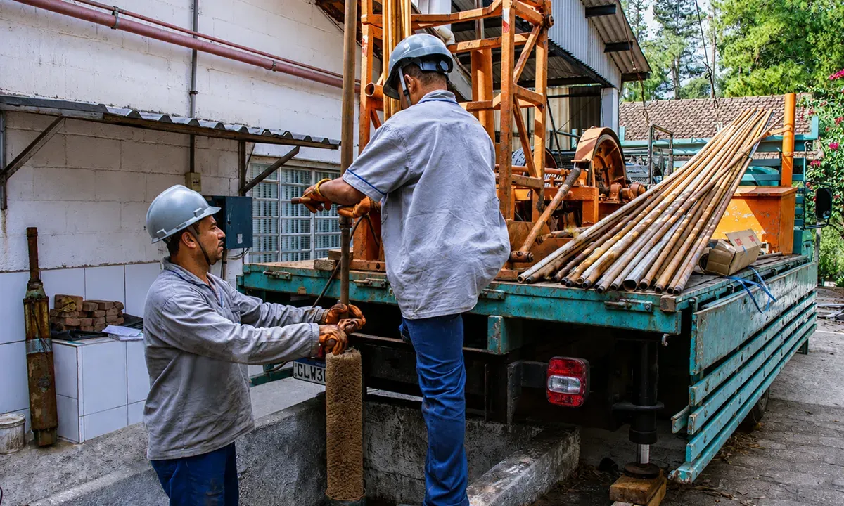 Equipe Geoblue realizando sondagem geofísica em campo para avaliação hidrogeológica de poço artesiano
