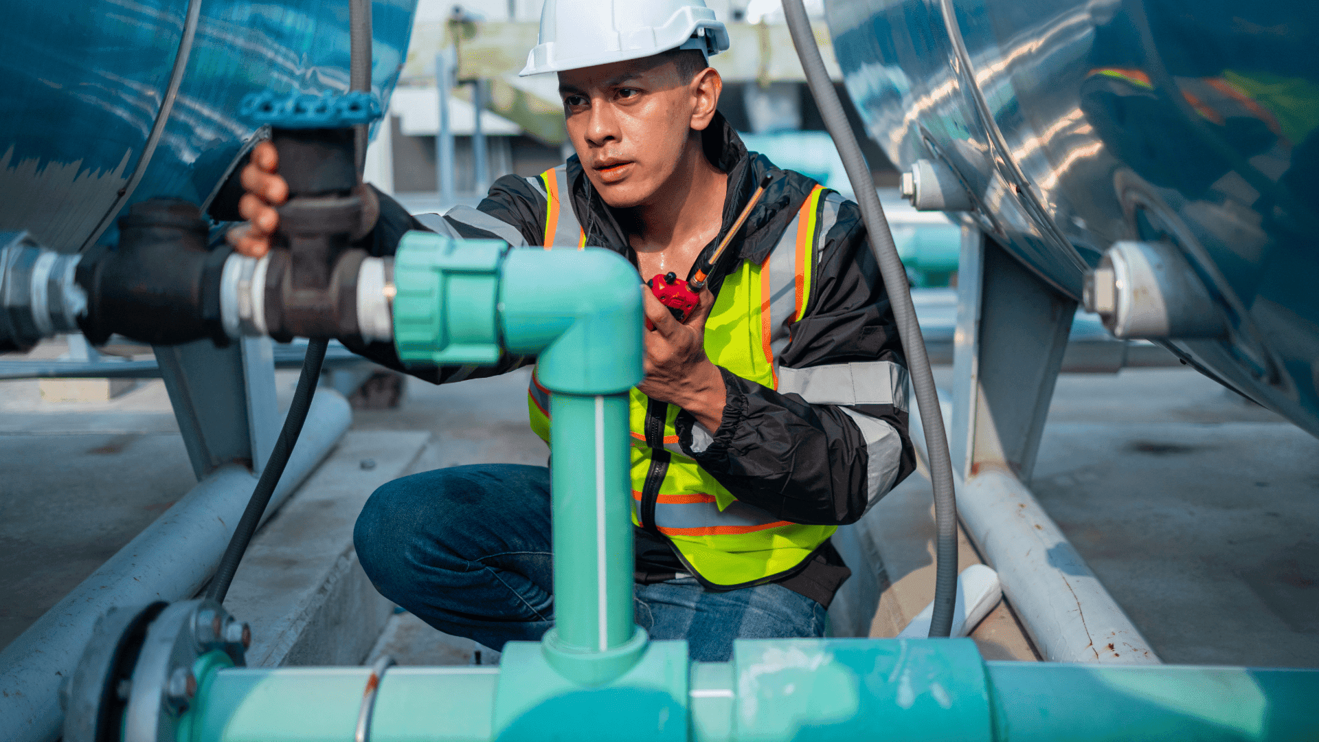 Técnico da Geoblue realizando operação e manutenção em sistema industrial de tratamento de água.